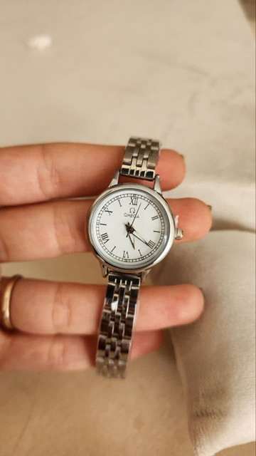 خرید اینترنتی شیک ترین ساعت زنانه و دخترانه مدل امگا رنگ سیلور صفحه سفید رنگ بندی متنوع و یه مدل خاص بی نظیر اصفهان