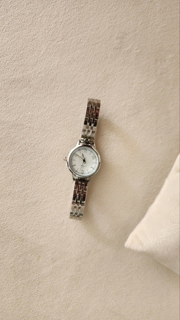 خرید اینترنتی شیک ترین ساعت زنانه و دخترانه مدل امگا رنگ سیلور صفحه سفید رنگ بندی متنوع و یه مدل خاص بی نظیر اصفهان