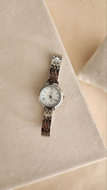 خرید اینترنتی شیک ترین ساعت زنانه و دخترانه مدل امگا رنگ سیلور صفحه سفید رنگ بندی متنوع و یه مدل خاص بی نظیر اصفهان