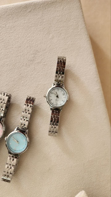 خرید اینترنتی شیک ترین ساعت زنانه و دخترانه مدل امگا رنگ سیلور صفحه سفید رنگ بندی متنوع و یه مدل خاص بی نظیر اصفهان