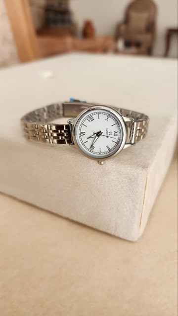 خرید اینترنتی شیک ترین ساعت زنانه و دخترانه مدل امگا رنگ سیلور صفحه سفید رنگ بندی متنوع و یه مدل خاص بی نظیر اصفهان