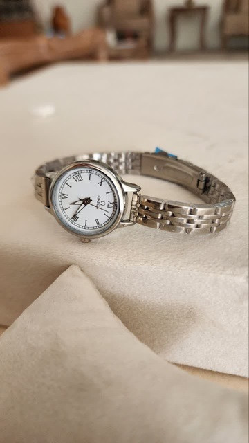 خرید اینترنتی شیک ترین ساعت زنانه و دخترانه مدل امگا رنگ سیلور صفحه سفید رنگ بندی متنوع و یه مدل خاص بی نظیر اصفهان