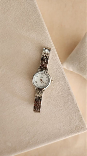 خرید اینترنتی شیک ترین ساعت زنانه و دخترانه مدل امگا رنگ سیلور صفحه سفید رنگ بندی متنوع و یه مدل خاص بی نظیر اصفهان