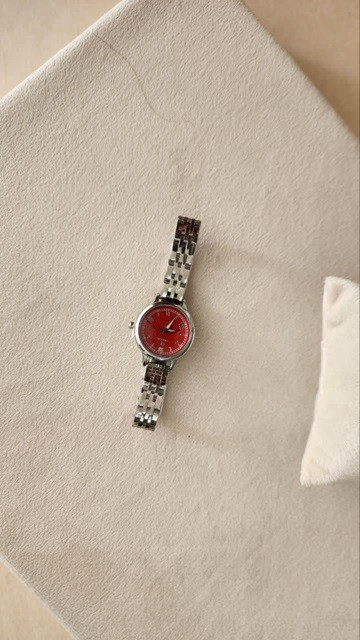 خرید اینترنتی مدرن تریت ساعت زنانه و دخترانه مدل امگا رنگ سیلور صفحه قرمز مناسب افراد خاص پسند اصفهان