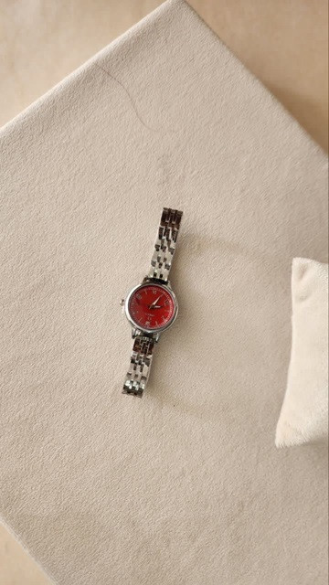 خرید اینترنتی مدرن تریت ساعت زنانه و دخترانه مدل امگا رنگ سیلور صفحه قرمز مناسب افراد خاص پسند اصفهان