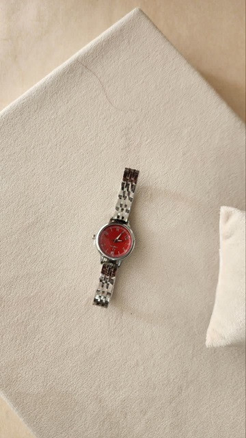 خرید اینترنتی مدرن تریت ساعت زنانه و دخترانه مدل امگا رنگ سیلور صفحه قرمز مناسب افراد خاص پسند اصفهان