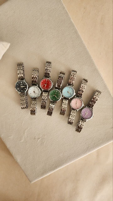 خرید اینترنتی مدرن تریت ساعت زنانه و دخترانه مدل امگا رنگ سیلور صفحه قرمز مناسب افراد خاص پسند اصفهان