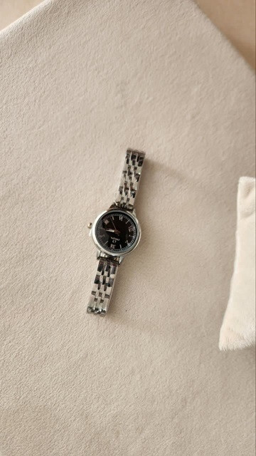 خرید اینترنتی حراج ویژه ساعت زنانه و دخترانه مدل امگا رنگ سیلور صفحه مشکی یه کار جذاب و خوش دست اصفهان