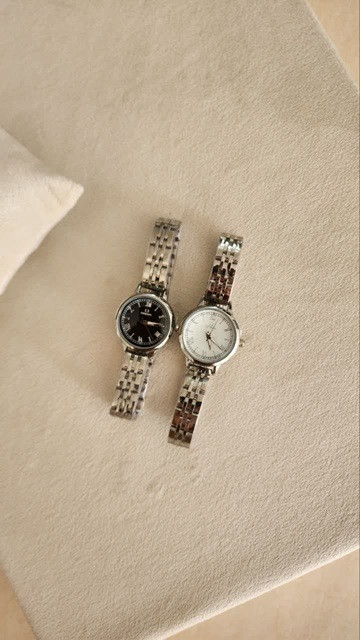 خرید اینترنتی حراج ویژه ساعت زنانه و دخترانه مدل امگا رنگ سیلور صفحه مشکی یه کار جذاب و خوش دست اصفهان