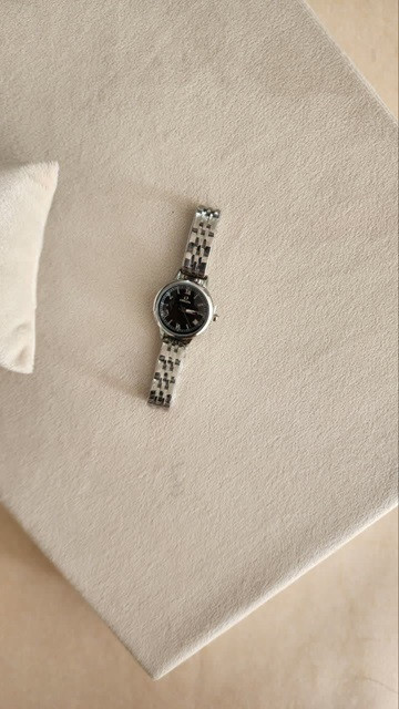 خرید اینترنتی حراج ویژه ساعت زنانه و دخترانه مدل امگا رنگ سیلور صفحه مشکی یه کار جذاب و خوش دست اصفهان