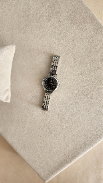 خرید اینترنتی حراج ویژه ساعت زنانه و دخترانه مدل امگا رنگ سیلور صفحه مشکی یه کار جذاب و خوش دست اصفهان