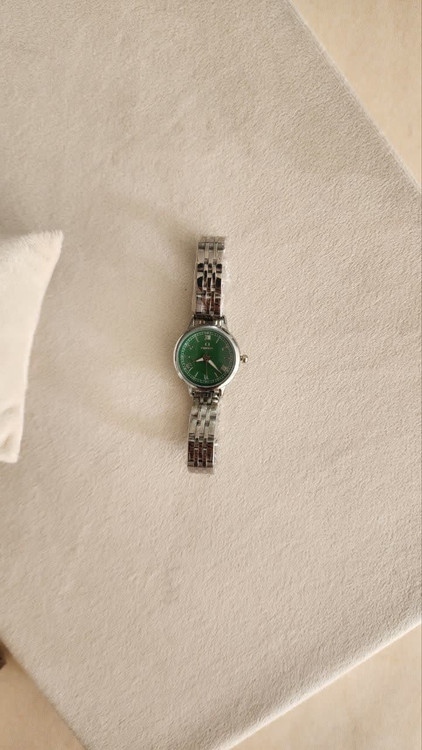 فروش بی نظیر ساعت زنانه و دخترانه مدل امگا رنگ سیلور صفحه سبز با کیفیت و ضدآب
