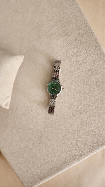 فروش بی نظیر ساعت زنانه و دخترانه مدل امگا رنگ سیلور صفحه سبز با کیفیت و ضدآب
