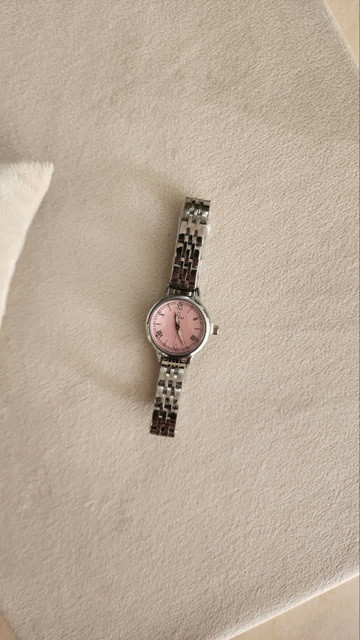 خرید اینترنتی خاص ترین ساعت زنانه و دخترانه مدل امگا رنگ سیلور صفحه صورتی فوق العاده جذاب و شیک اصفهان