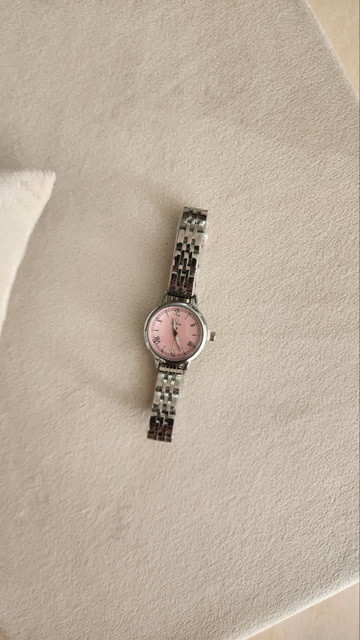 خرید اینترنتی خاص ترین ساعت زنانه و دخترانه مدل امگا رنگ سیلور صفحه صورتی فوق العاده جذاب و شیک اصفهان