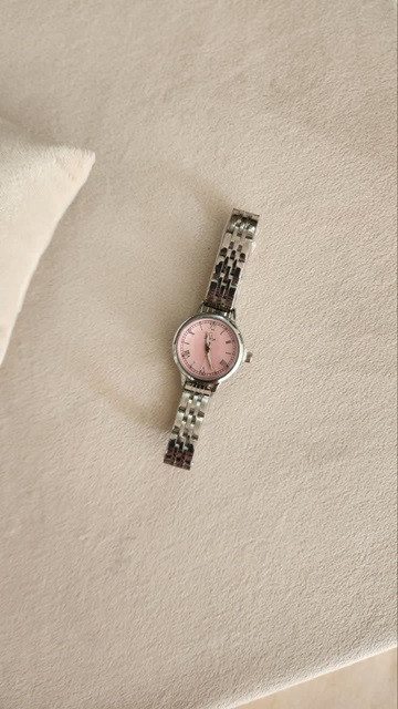 خرید اینترنتی خاص ترین ساعت زنانه و دخترانه مدل امگا رنگ سیلور صفحه صورتی فوق العاده جذاب و شیک اصفهان