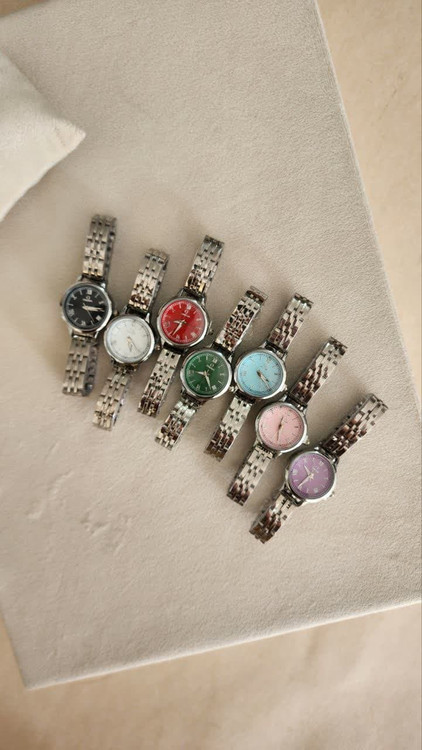 خرید اینترنتی پر فروش ترین ساعت زنانه و دخترانه مدل امگا رنگ سیلور صفحه آبی مناسب افراد خاص پسند اصفهان