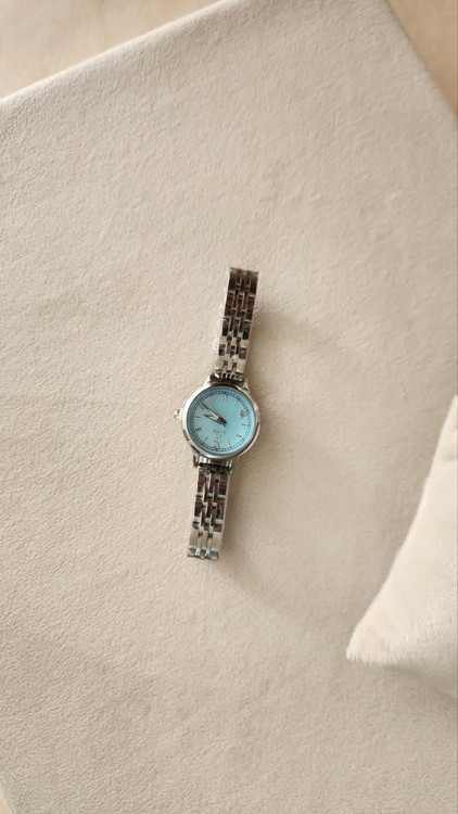 خرید اینترنتی پر فروش ترین ساعت زنانه و دخترانه مدل امگا رنگ سیلور صفحه آبی مناسب افراد خاص پسند اصفهان