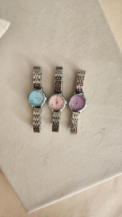 خرید اینترنتی پر فروش ترین ساعت زنانه و دخترانه مدل امگا رنگ سیلور صفحه آبی مناسب افراد خاص پسند اصفهان