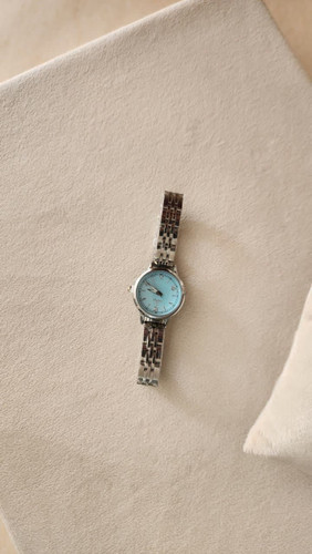 خرید اینترنتی پر فروش ترین ساعت زنانه و دخترانه مدل امگا رنگ سیلور صفحه آبی مناسب افراد خاص پسند اصفهان