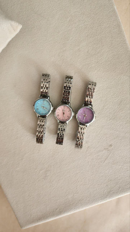 خرید اینترنتی پر فروش ترین ساعت زنانه و دخترانه مدل امگا رنگ سیلور صفحه آبی مناسب افراد خاص پسند اصفهان