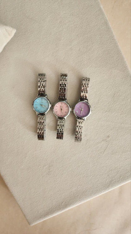 خرید اینترنتی پر فروش ترین ساعت زنانه و دخترانه مدل امگا رنگ سیلور صفحه آبی مناسب افراد خاص پسند اصفهان