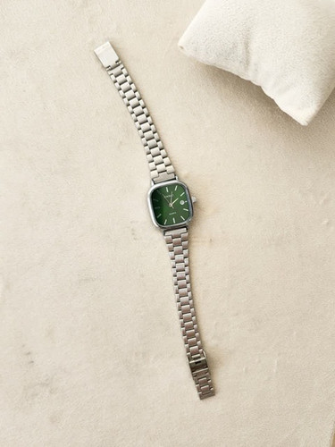 خرید اینترنتی ساعت دخترانه و زنانه مدل کاسیو رنگ سیلور صفحه سبز خوش دست ومناسب افراد شیکپوش اصفهان