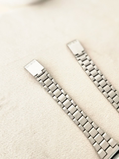 خرید اینترنتی ساعت دخترانه و زنانه مدل کاسیو رنگ سیلور صفحه سبز خوش دست ومناسب افراد شیکپوش اصفهان