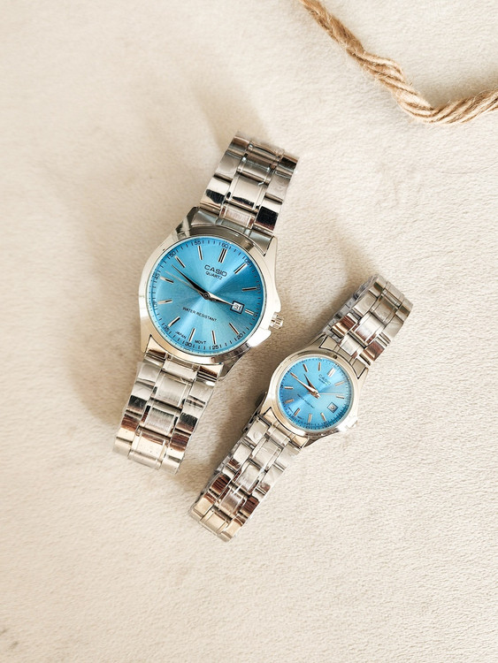 خرید اینترنتی ساعت ست زنانه و مردانه مدل کاسیو کلاسیک رنگ سیلور صفحه آبی یکی از کار های ترند امسال اصفهان