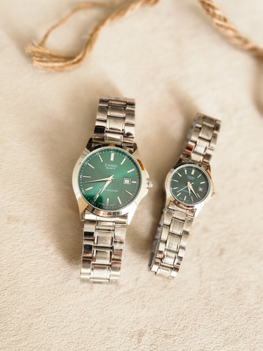 خرید اینترنتی ساعت ست زنانه و مردانه مدل کاسیو کلاسیک رنگ سیلور صفحه سبز فوق العاده خوش دست اصفهان