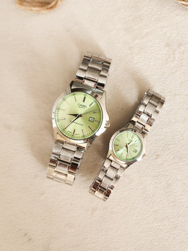 خرید اینترنتی ساعت ست زنانه و مردانه مدل کاسیو کلاسیک رنگ سیلور صفحه سبز روشن یه کار خاص پسند اصفهان
