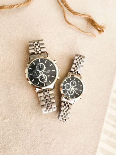 خرید اینترنتی ساعت ست زنانه و مردانه مدل ستیزن رنگ سیلور صفحه مشکی فوووووق العاده جذاب و شیک اصفهان