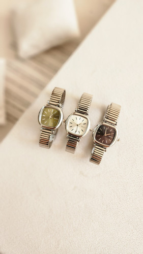 خرید اینترنتی ساعت زنانه مدل نایدو در سه رنگ شیک رنگ ثابت مناسب افراد شیک پسند اصفهان